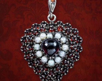 Antiguo medallón victoriano con forma de corazón, granate y perla.
