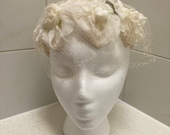 chapeau vintage blanc fleuri de type boîte à pilules avec filet, années 1950, rose blanche, chapeau ancien,