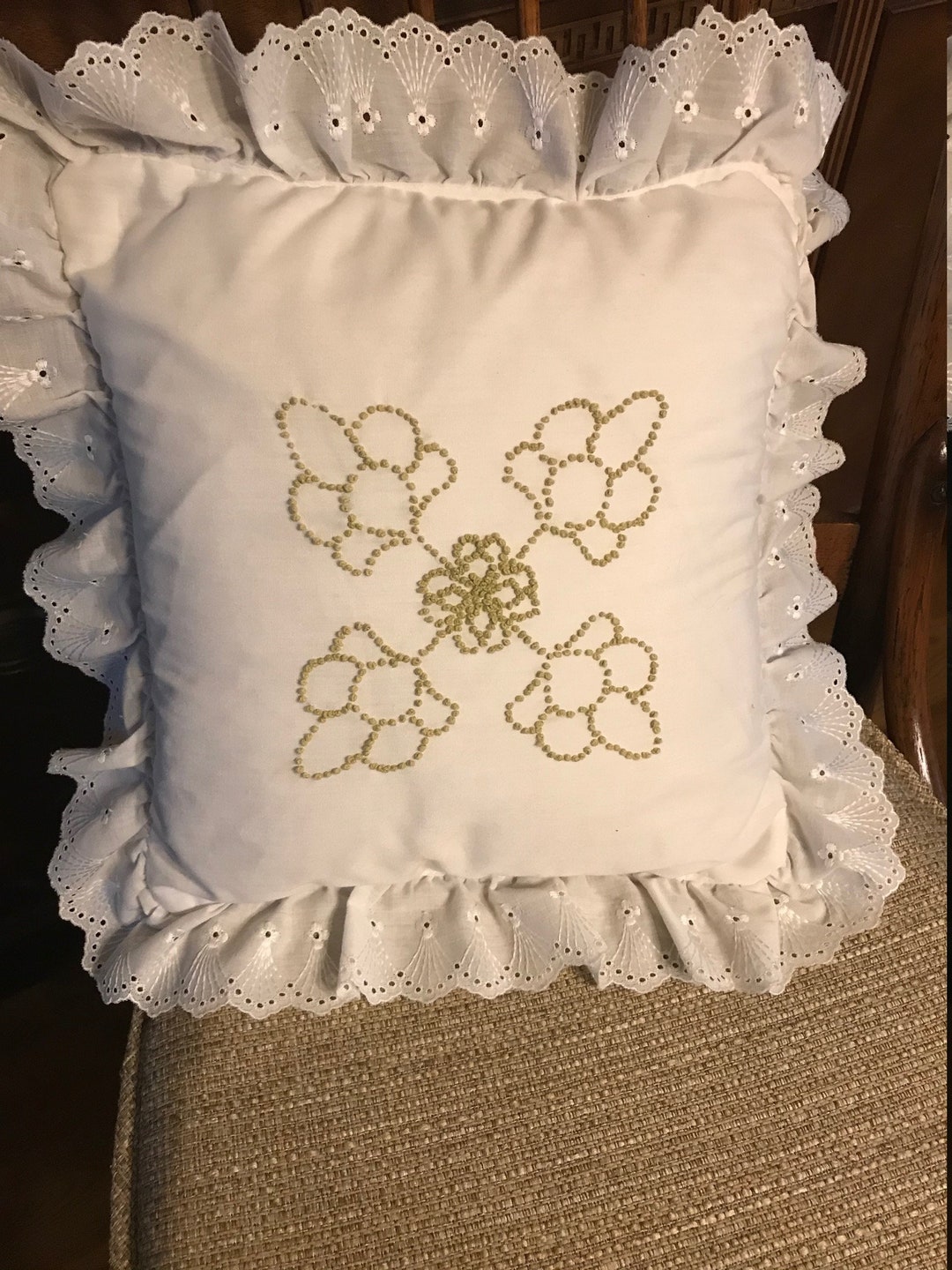 Vintage Candlewick Pillow, Green French Knots, Zippered Case With Polyester Pillow, White Pillow