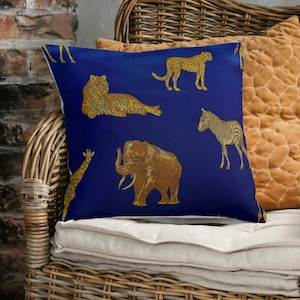 Goldene Safari Tiere auf royalblauem Kolonialkissenbezug Dekokissen. 45 cm Durchmesser Hergestellt Australien.