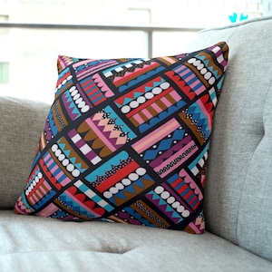 Geometrisches mehrfarbiges Design-Kissenbezug. 45 cm Durchmesser Hergestellt Australien.