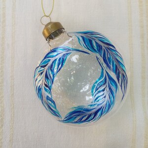 Palla di vetro dipinta a mano, ornamento in vetro soffiato a mano, decorazione per albero di Natale, motivo a piuma, palla di vetro dipinta di blu