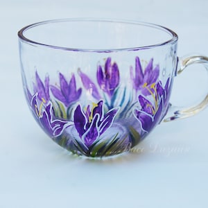 Krokussen koffiemok, paarse grote theemok, grote handgeschilderde beker krokussen, glasgeschilderde paarse beker, saffraankrokussen, ontwerp paarse krokussen