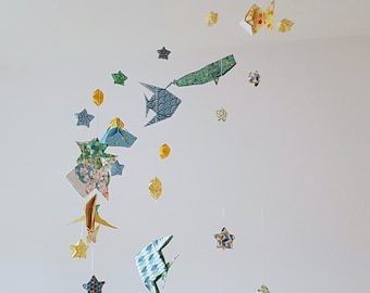 Origami baby mobile Under the sea, with fish, ray, whales, and others ocean creatures, in green, blue, yellow tones