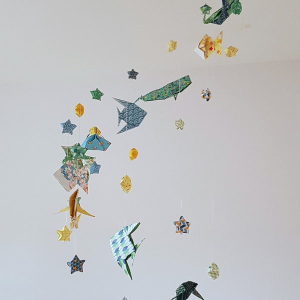 Mobile bébé origami mer et océan, animaux marins et étoiles, vert, bleu, jaune : baleine, raie, poissons, carpe koï