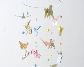 Mobile bébé Origami Animaux et Etoiles, Pastel Vert d'eau corail jaune bleu, Lapin, éléphant, grue, oiseaux, papillon, cheval