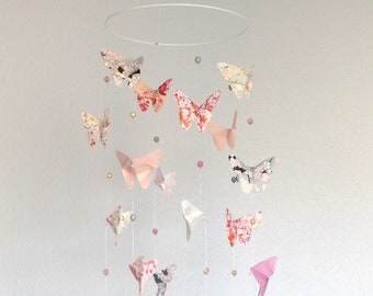 Mobile bébé Origami Papillons en papier japonais, et perles en verre, tons roses, beige, nude, gris, motifs sakura et liberty fleuris