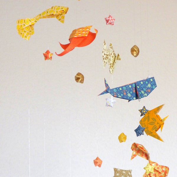 Mobile bébé origami Mer et Animaux Marins et étoiles en spirale - cadeau naissance personnalisable