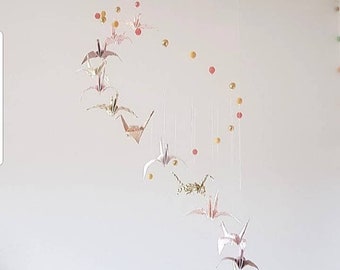 Móvil de origami bebé niña, grullas en espiral, rosa empolvado, dorado, beige, decoración habitación infantil
