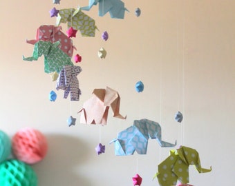 Mobile bébé Origami Éléphants et Étoiles, motifs Pastel graphiques multicolores