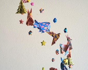 Babymobiel van origami, betoverde bosdieren in een spiraal met sterren, nieuwe heldere kleuren