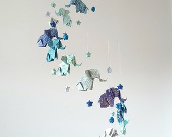 Mobile bébé Origami, Eléphants et étoiles, camaïeu de bleu marine, bleu mint, bleu canard, gris clair