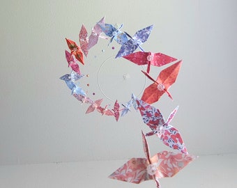 Móvil para bebé Origami con grullas en espiral y perlas: bígaro, coral, fucsia, rosa, azul hielo