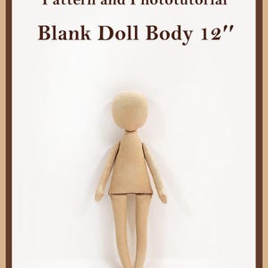 Op de afbeelding: Een beige, blanco poppenlichaam van stof, ongeveer 30 cm hoog. De pop heeft een ronde kop, armen en benen. De tekst "PDF Pattern and Phototutorial" en "Blank Doll Body 12"" is zichtbaar in een bruine lijst.