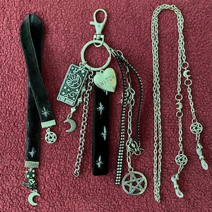 Set de regalo de bruja: marcapáginas de terciopelo, cadena para gafas con pentáculo y llavero de tarot – Trío de accesorios de Gothic Dark Academia