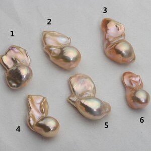 K&ouml;nnte beinhalten: Sechs Barockperlen in verschiedenen Formen und Gr&ouml;&szlig;en, mit irisierenden rosa und goldenen Farbt&ouml;nen. Die Perlen sind von 1 bis 6 nummeriert.