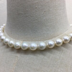 Collar de perlas nucleadas de agua dulce semibarrocas de color blanco natural de 9,5 a 11 mm, NLB001