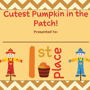 Könnte beinhalten: Ein gelbes und oranges Zertifikat mit dem Text "Cutest Pumpkin in the Patch!" und "Presented to:" Ein roter und gelber  Vogelscheuche steht auf der linken Seite des Zertifikats, und eine blaue und gelbe Vogelscheuche steht auf der rechten Seite. Der Text "1st Place" ist in rot und orange in der Mitte des Zertifikats geschrieben.