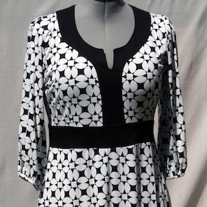 Vestido floral en blanco y negro - vestido gráfico en blanco y negro - Hecho a mano - Hecho en Francia