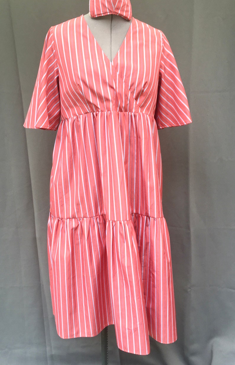 Longue robe corail à pois avec volant et élastique à la taille