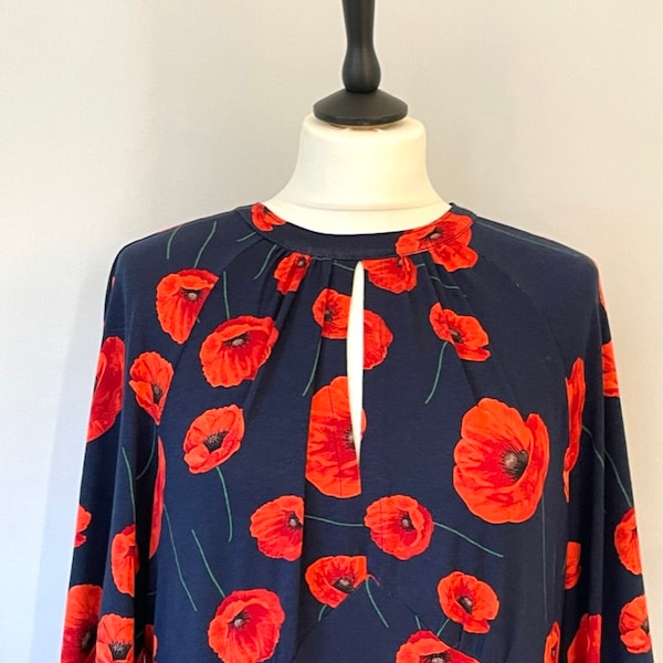 Robe bleu marine à fleurs rouges