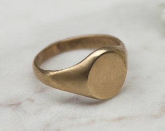 Nach Maß, Damen kleiner kreisförmiger Faced Brass Signet Pinky Ring, geometrisch, handgefertigt, Geschenke für Sie