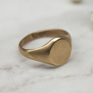 Nach Maß, Damen kleiner kreisförmiger Faced Brass Signet Pinky Ring, geometrisch, handgefertigt, Geschenke für Sie Bild 1