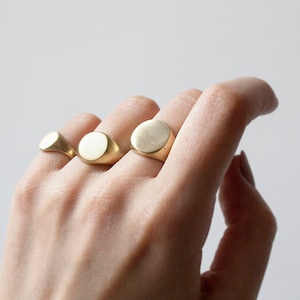 Nach Maß, Damen kleiner kreisförmiger Faced Brass Signet Pinky Ring, geometrisch, handgefertigt, Geschenke für Sie Bild 3