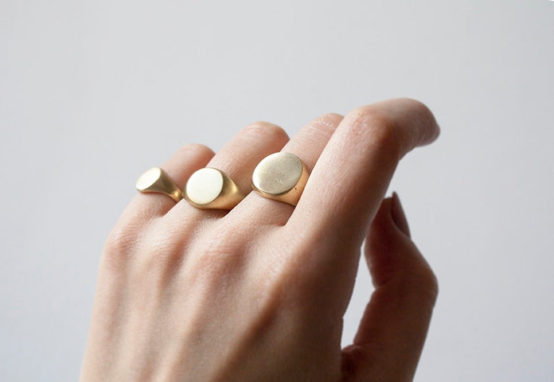 Nach Maß, Damen kleiner kreisförmiger Faced Brass Signet Pinky Ring, geometrisch, handgefertigt, Geschenke für Sie Bild 3