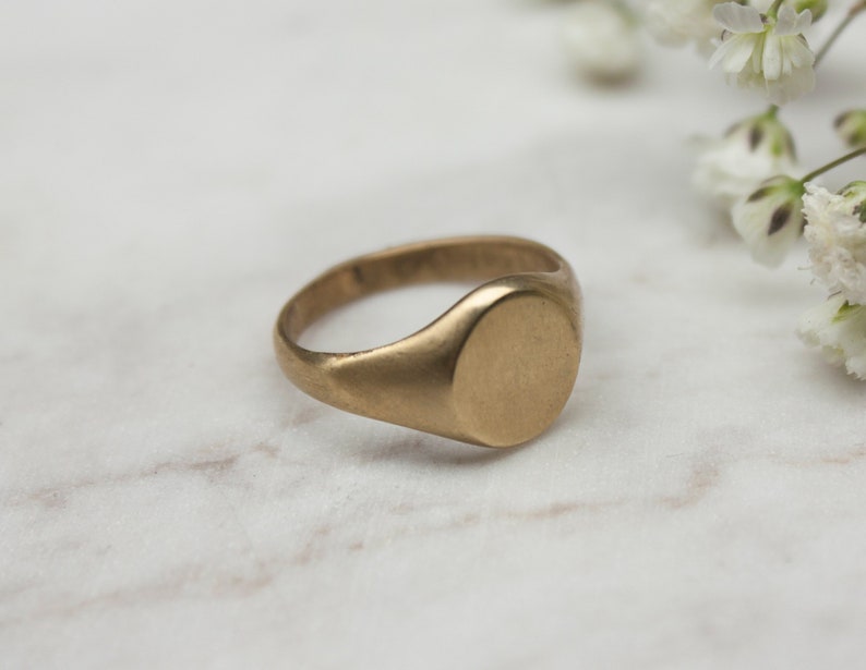 Nach Maß, Damen kleiner kreisförmiger Faced Brass Signet Pinky Ring, geometrisch, handgefertigt, Geschenke für Sie Bild 1