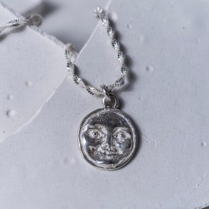 Collier visage de lune effrayante en argent sterling plaqué or 24K / 925, collier Man In The Moon, collier pleine lune, pendentif lune souriante image 3