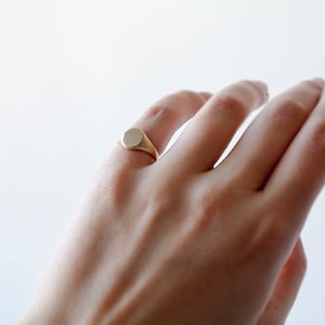 Nach Maß, Damen kleiner kreisförmiger Faced Brass Signet Pinky Ring, geometrisch, handgefertigt, Geschenke für Sie Bild 2