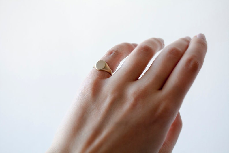 Nach Maß, Damen kleiner kreisförmiger Faced Brass Signet Pinky Ring, geometrisch, handgefertigt, Geschenke für Sie Bild 2