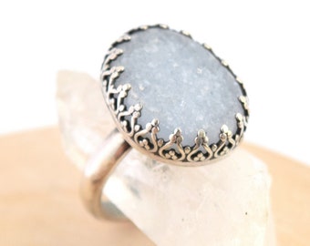 Anillo de plata con ágata cruda de lavanda - Anillo con piedra drusa ovalada