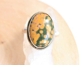 Anillo ovalado de plata esterlina con jaspe oceánico verde: un anillo artesanal único