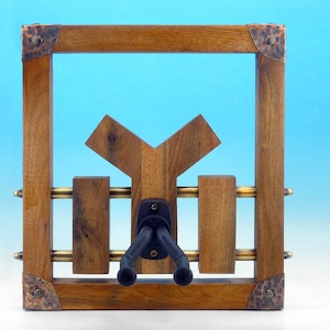 YІ Cintre pour guitare en bois de noyer Upsilon, ancien symbole proto-bulgare, bords en cuivre, support mural en caoutchouc, crochet pour contrebasse, décoration artistique