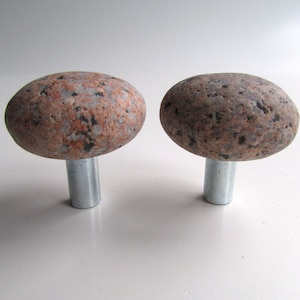 Par de maçanetas de pedra 45 mm, maçanetas de porta de pedra de praia, maçaneta de armário de pedra natural, puxador de pedra do mar, maçanetas de gaveta, arte de seixo, puxador de seixo