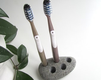 Portacepillos de piedra, soporte de piedra para cepillos de dientes, decoración de baño costero, almacenamiento de baño, arte con guijarros, baño de diseño