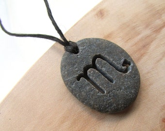 Colgante de piedra de Escorpio, colgante de guijarro de playa grabado con signo zodiacal, colgante de signo estelar, regalo con temática astrológica, colgante de piedra natural para hombre