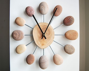 Reloj de piedra y madera de 12,5", reloj de piedra marina, reloj de guijarros de playa, regalo temático de playa, reloj de piedra natural, arte de pared de madera a la deriva, decoración costera