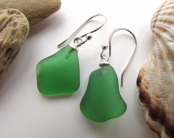 Boucles d’oreilles en verre de mer vert, bijoux en verre de mer d’argent, boucles d’oreilles naturelles de mer, argent sterling 925, bijoux côtiers, boucles d’oreilles de thème de plage