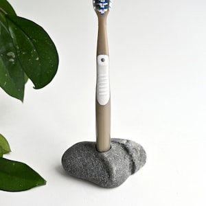 Porte brosse à dents en pierre grise, support de brosse à dents en pierre, décoration côtière, rangement de salle de bain, art de galets de plage, salle de bain design, design organique