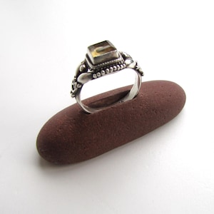 Stone Ring Holder, Coastal Ring Display, Jewelry Organisation, Ring Stand, Beach Pebble Art, Stone Decor, Beach Style Jewelry Display