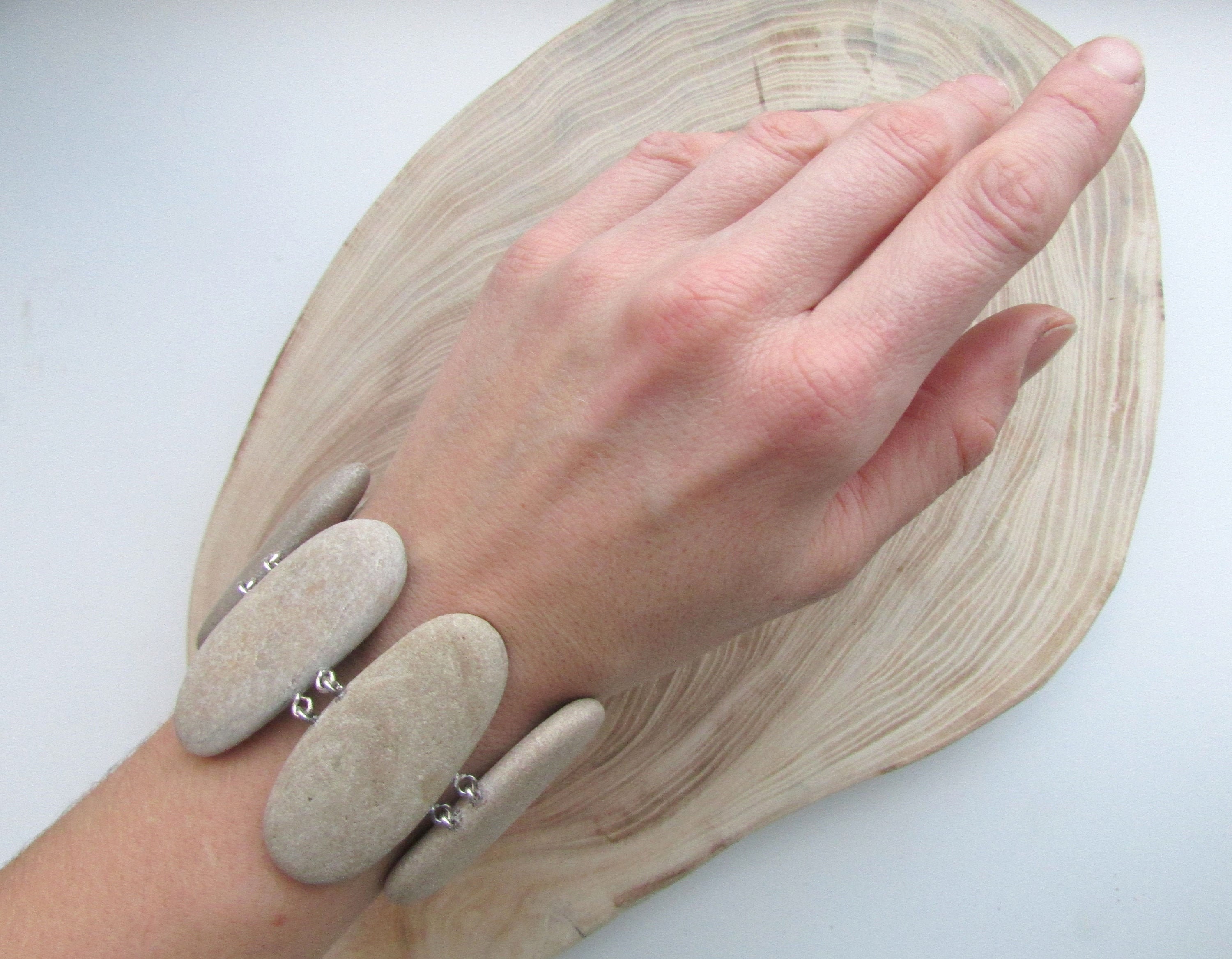 Boho Armband, breite Stein Armband, Strand Thema Armband, Naturstein Schmuck, Strand Kiesel Kunst, massive Armband, Statement Schmuck