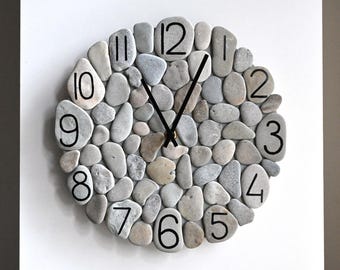 Orologio a mosaico in pietra grigia da 10", orologio con ciottoli, orologio da parete in pietra, regalo a tema spiaggia, decorazione costiera, design marino, orologio in pietra grigia e metallo