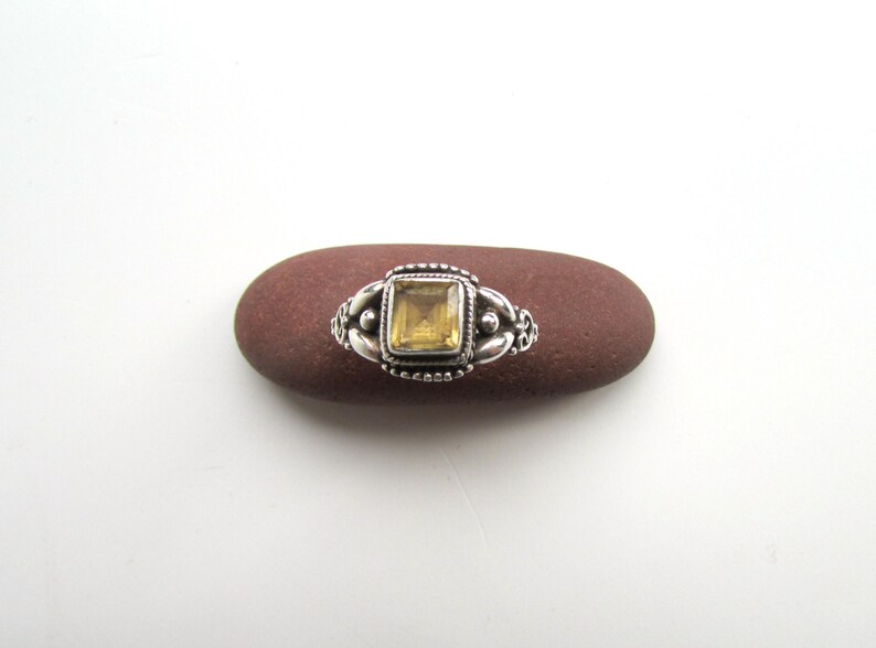 Porte-bague en pierre, Présentoir à bagues côtières, Rangement pour bijoux, Support pour bague, Art avec galets de plage, Décoration en pierre, Présentoir à bijoux de style plage image 7