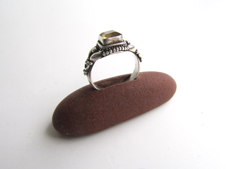 Porte-bague en pierre, Présentoir à bagues côtières, Rangement pour bijoux, Support pour bague, Art avec galets de plage, Décoration en pierre, Présentoir à bijoux de style plage image 3