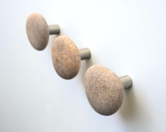 3 ganchos de pared de piedra de acero inoxidable, ganchos de pared para baño, ganchos de pared de guijarros grises, decoración costera, colgadores de toallas de piedra, estilo casa de playa