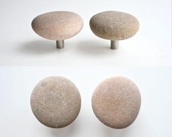 2 Beige Stein Knöpfe, Paar Creme Stein Türknöpfe, Strand Stein Schrankknopf, Seestein Griff, Schubladenknauf, Strand Kieselstein Kunst, Steingriff