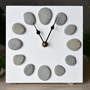 Graue Stein-Schreibtischuhr 7 &quot;, Kieselstein-Kunstuhr, Küstenuhr, kleine Steintischuhr, Strandthemageschenk, Küstendekor, Küstendesign-Uhr